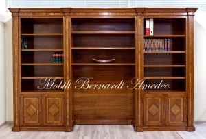Libreria da soggiorno o studio realizzata su misura in legno massello di noce e intarsiata in legno di ulivo